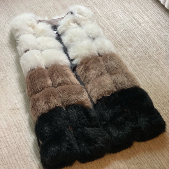 Women's Faux Fur Vest - Picture 4 of 9